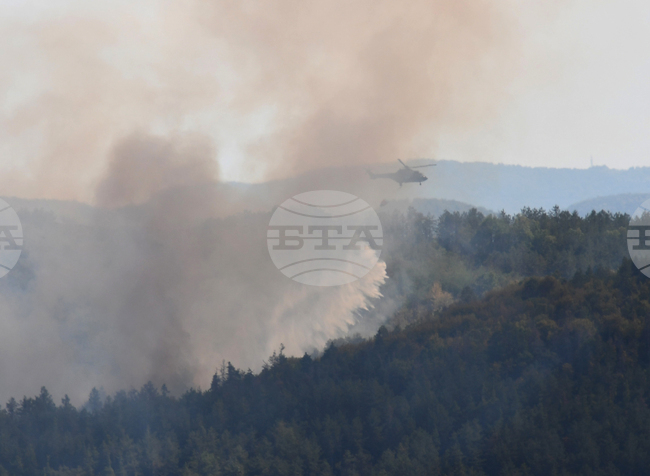 Хеликоптер се включва в гасенето на пожара около Дебелец