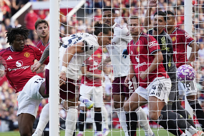 Манчестър Юнайтед се нуждае спешно от нов вратар, категоричен е Гари Невил