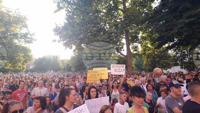 Граждани се събират на протест срещу безводието в Плевен 