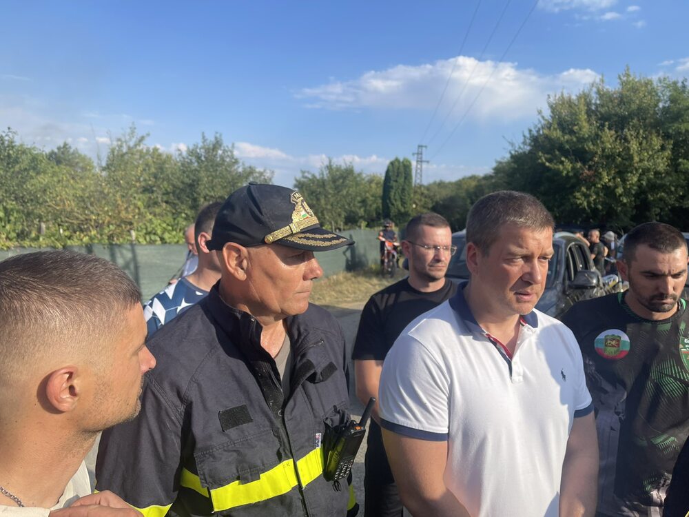 Община Стара Загора: Пожарът на „Седми километър“ е локализиран, екипите от 8 институции продължават да работят на място