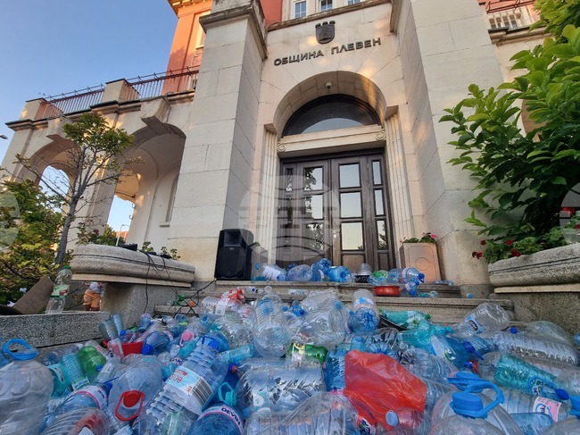 С празни туби и призиви „Искаме вода!“ плевенчани протестираха срещу безводието