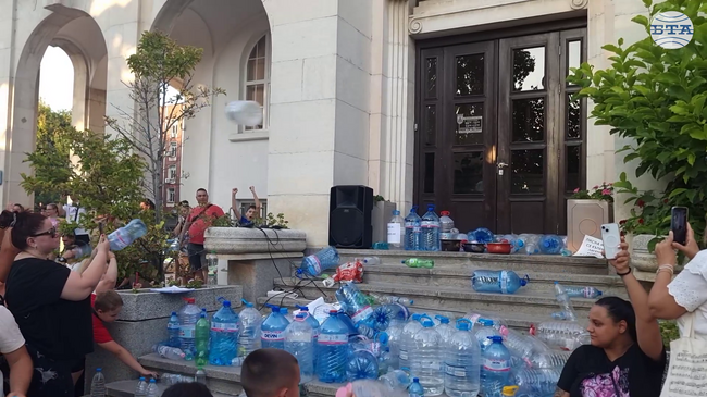 С празни туби и призиви „Искаме вода!“ плевенчани протестираха срещу безводието