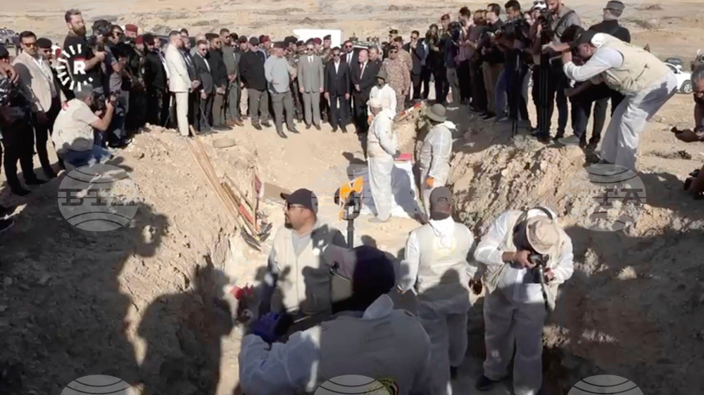 Иракските власти започват ексхумация на погребаните в голям масов гроб, оставен от "Ислямска държава"