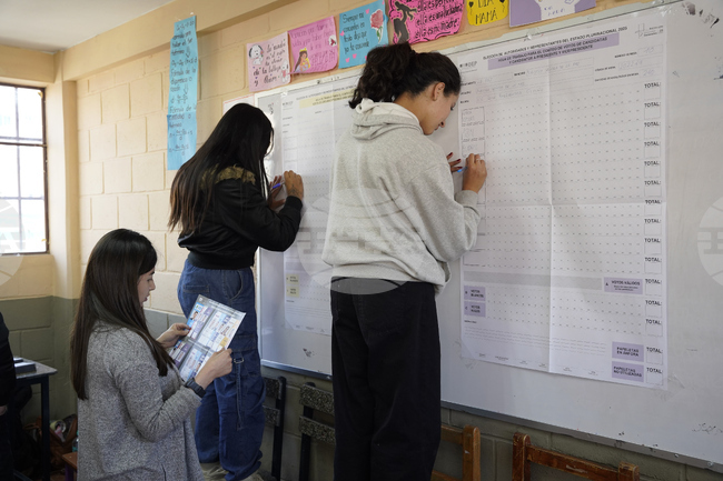 Боливийците отиват до урните, за да гласуват на оспорван балотаж в търсене на президент, който да ги измъкне от кризата