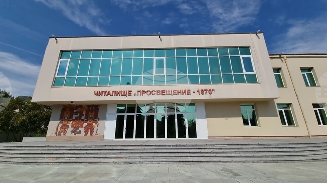 Самодейният театър в Брезник ще представи премиерата на комедийната постановка „Госпожа министершата“