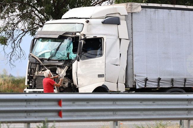 Катастрофа с четири камиона и лек автомобил затруднява движението по магистрала "Тракия" в участъка при 127-ми км. в посока Бургас