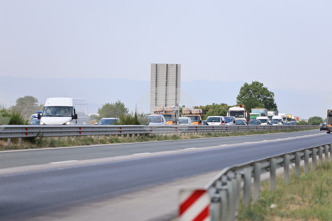 Поради интензивен трафик движението от Пловдив към София на автомагистрала ,,Тракия" ще се спира няколко пъти през деня, съобщи АПИ