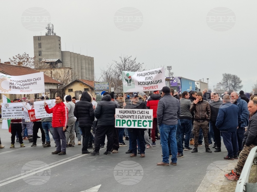 Производители на плодове и зеленчуци от Южна България затвориха пътя Пловдив-Карлово