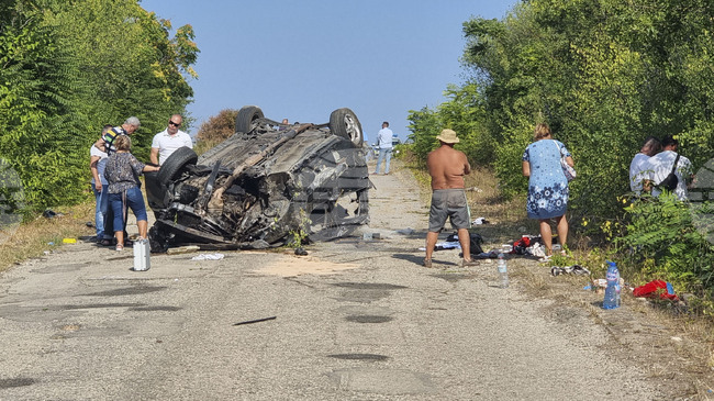 One Killed, Five Seriously Injured after Vehicle Carrying Illegal Migrants Crashes near Seaside Village of Krapets