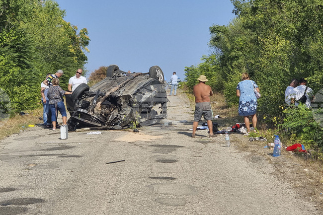 One Killed, Five Seriously Injured after Vehicle Carrying Illegal Migrants Crashes near Seaside Village of Krapets