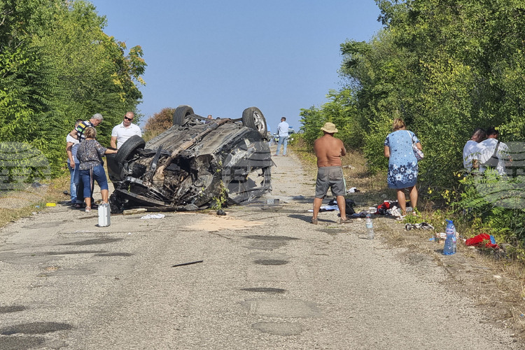 One Killed, Five Seriously Injured after Vehicle Carrying Illegal Migrants Crashes near Seaside Village of Krapets