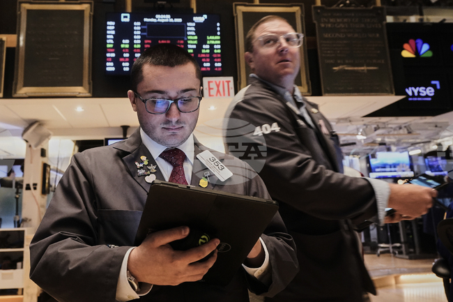 Колебливо начало на Уолстрийт, след като Тръмп отстрани член на Управителния съвет на УФР