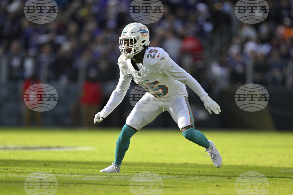 Colts-Howard Signs Football