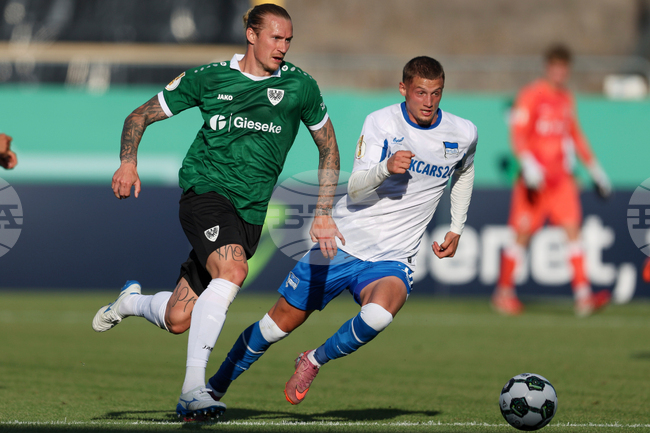 Германският футболен съюз ще разследва инцидента с фенове на Пройсен Мюнтер, които изключиха системата за видеоповторения по време на мач