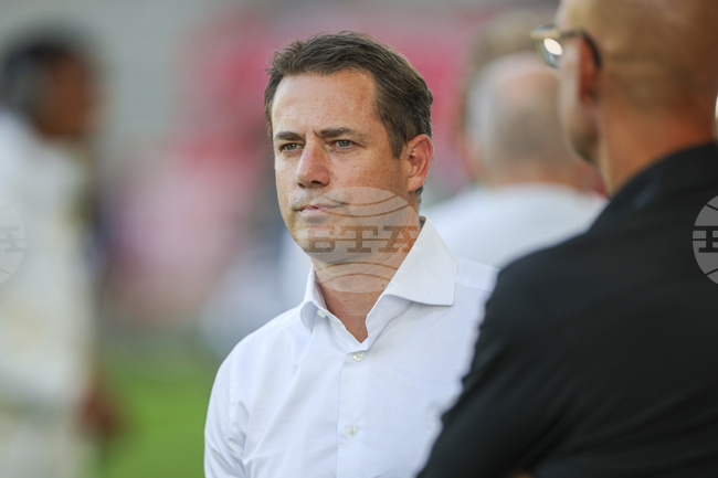 Директорът на Борусия Дортмунд Ларс Рикен не се тревожи за подновяването на договора на Нико Шлотербек