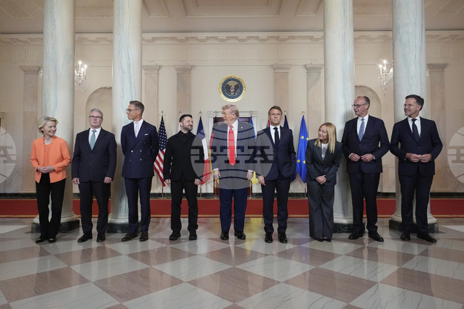 Тръмп и европейските лидери позираха за обща снимка преди срещата си със Зеленски