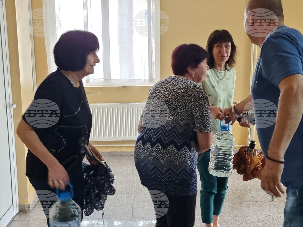За трети път Община Брезник организира пункт за безплатно раздаване на бутилирана минерална вода