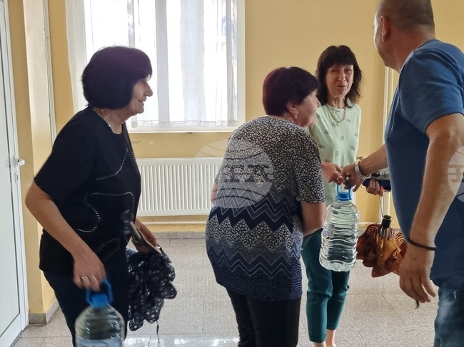 За трети път Община Брезник организира пункт за безплатно раздаване на бутилирана минерална вода