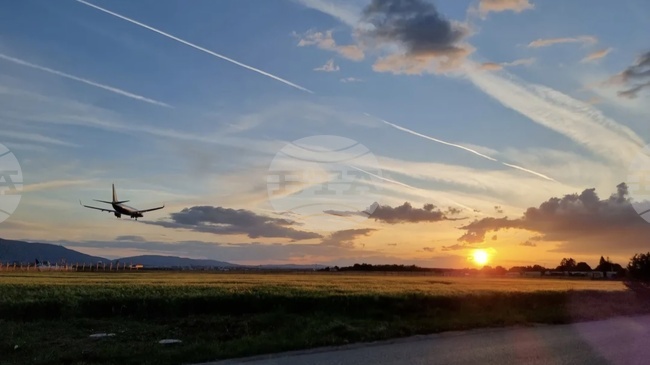 Летището в Сараево е блокирано заради сигнал за бомба; пътниците и персоналът биват евакуирани