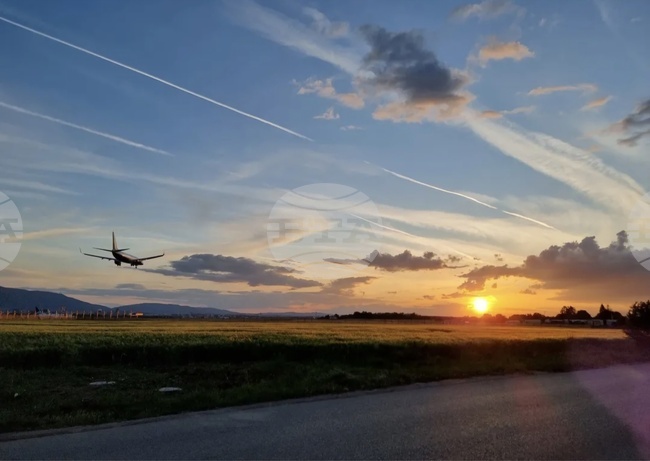 Летището в Сараево е блокирано заради сигнал за бомба; пътниците и персоналът биват евакуирани
