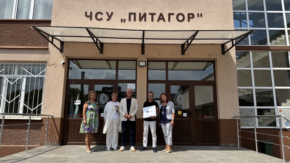 Председателят на Сдружението на директорите в средното образование Асен Александров се присъединява към училището по математика "Питагор"