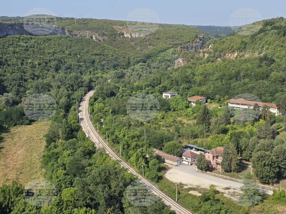 Село Карлуково - забележителности - Пещерен дом