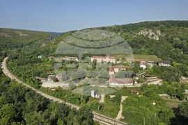 Село Карлуково - забележителности - Пещерен дом