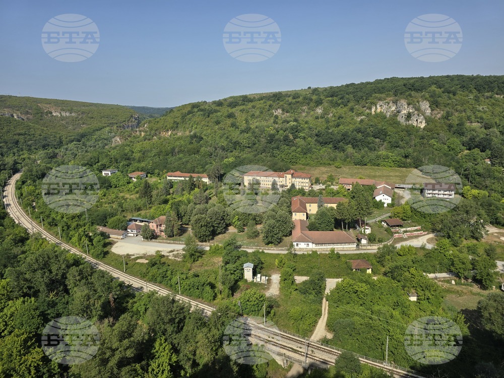 Село Карлуково - забележителности - Пещерен дом