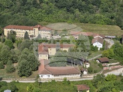 Село Карлуково - забележителности - Пещерен дом