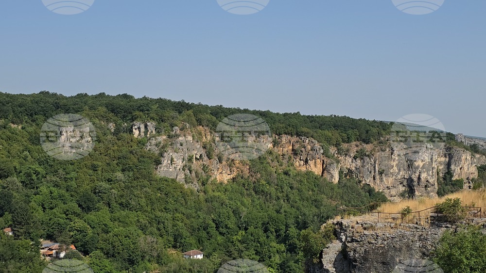 Село Карлуково - забележителности - Пещерен дом