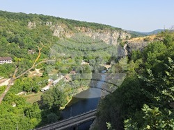 Село Карлуково - забележителности - Пещерен дом