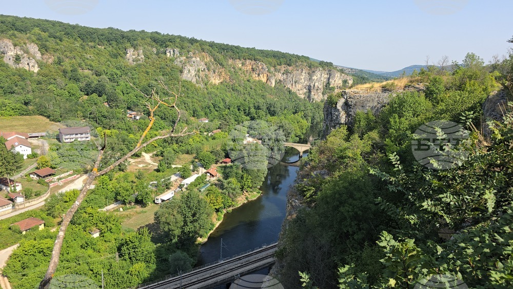 Село Карлуково - забележителности - Пещерен дом