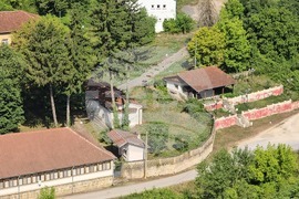 Село Карлуково - забележителности - Пещерен дом