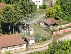 Село Карлуково - забележителности - Пещерен дом