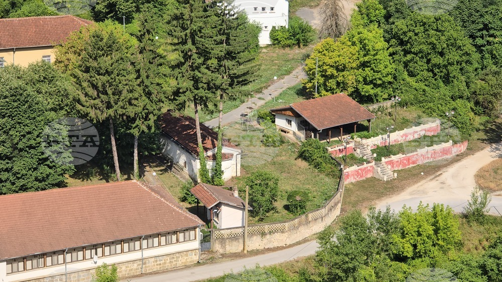 Село Карлуково - забележителности - Пещерен дом