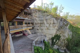 Село Карлуково - забележителности - Пещерен дом