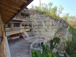 Село Карлуково - забележителности - Пещерен дом