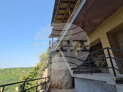 Село Карлуково - забележителности - Пещерен дом