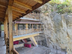 Село Карлуково - забележителности - Пещерен дом