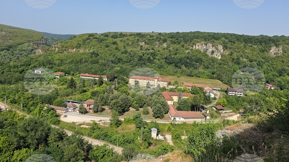 Село Карлуково - забележителности - Пещерен дом