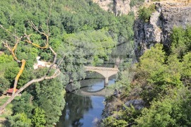 Село Карлуково - забележителности - Пещерен дом