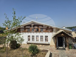 Село Карлуково - забележителности - Пещерен дом