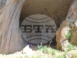 Село Карлуково - забележителности - Пещерен дом