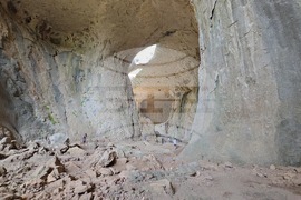 Село Карлуково - забележителности - Пещерен дом