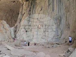 Село Карлуково - забележителности - Пещерен дом