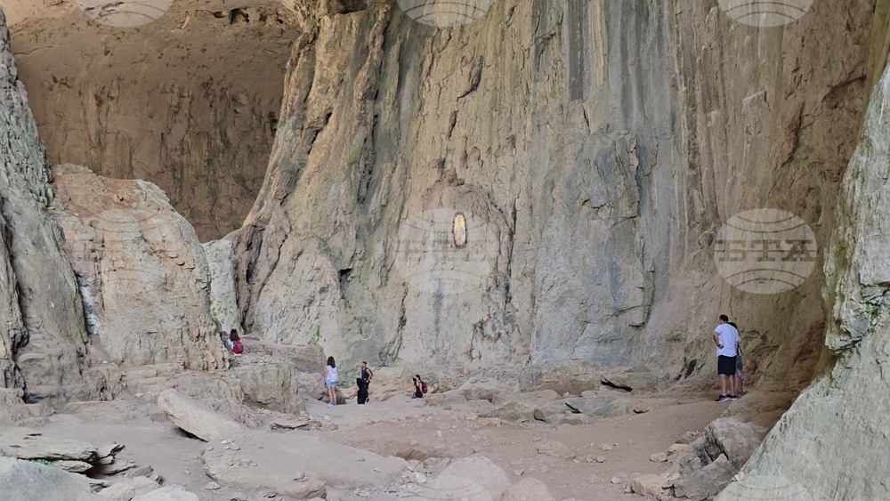 Село Карлуково - забележителности - Пещерен дом