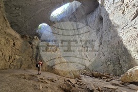 Село Карлуково - забележителности - Пещерен дом