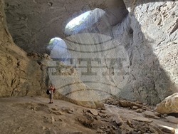 Село Карлуково - забележителности - Пещерен дом