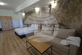 Село Карлуково - забележителности - Пещерен дом