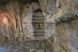 Село Карлуково - забележителности - Пещерен дом
